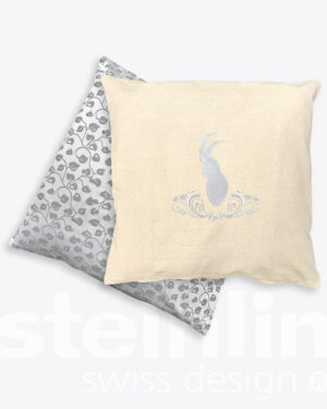 Kissen «STEINBOCK» bestickt, Rückseite Blättchen-Design